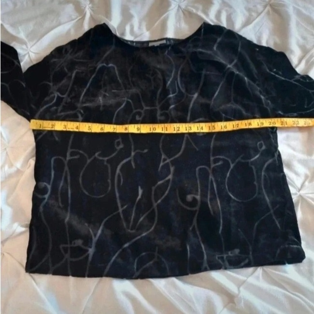 Black and Gray Abstract Pattern Top